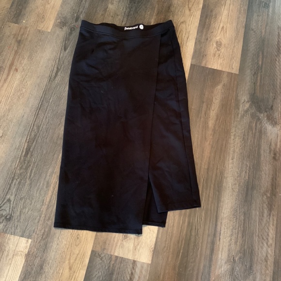 Beta‎ brand black slit skirt with pants underneath. Worn once - Picture 5 of 7